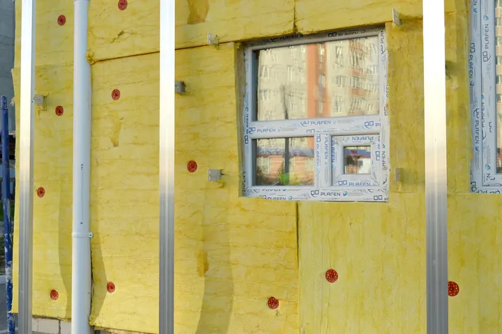 Paneles de aislamiento exterior con fijaciones alrededor de una ventana