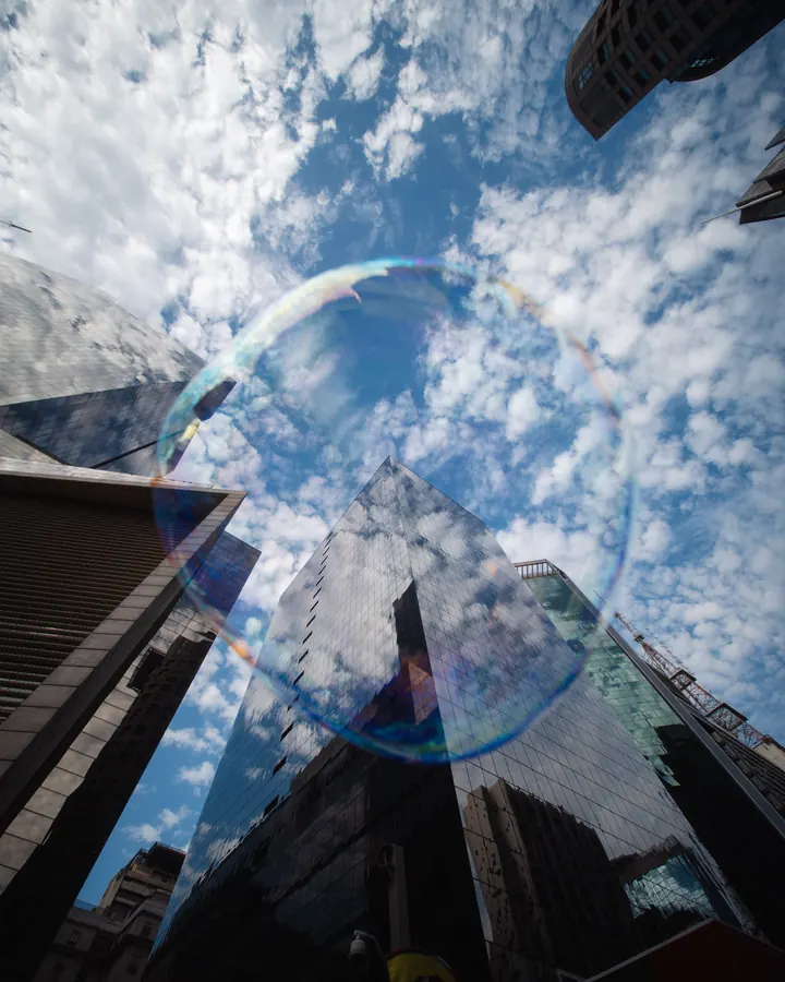 Edificios acristalados vistos desde abajo bajo un cielo con nubes