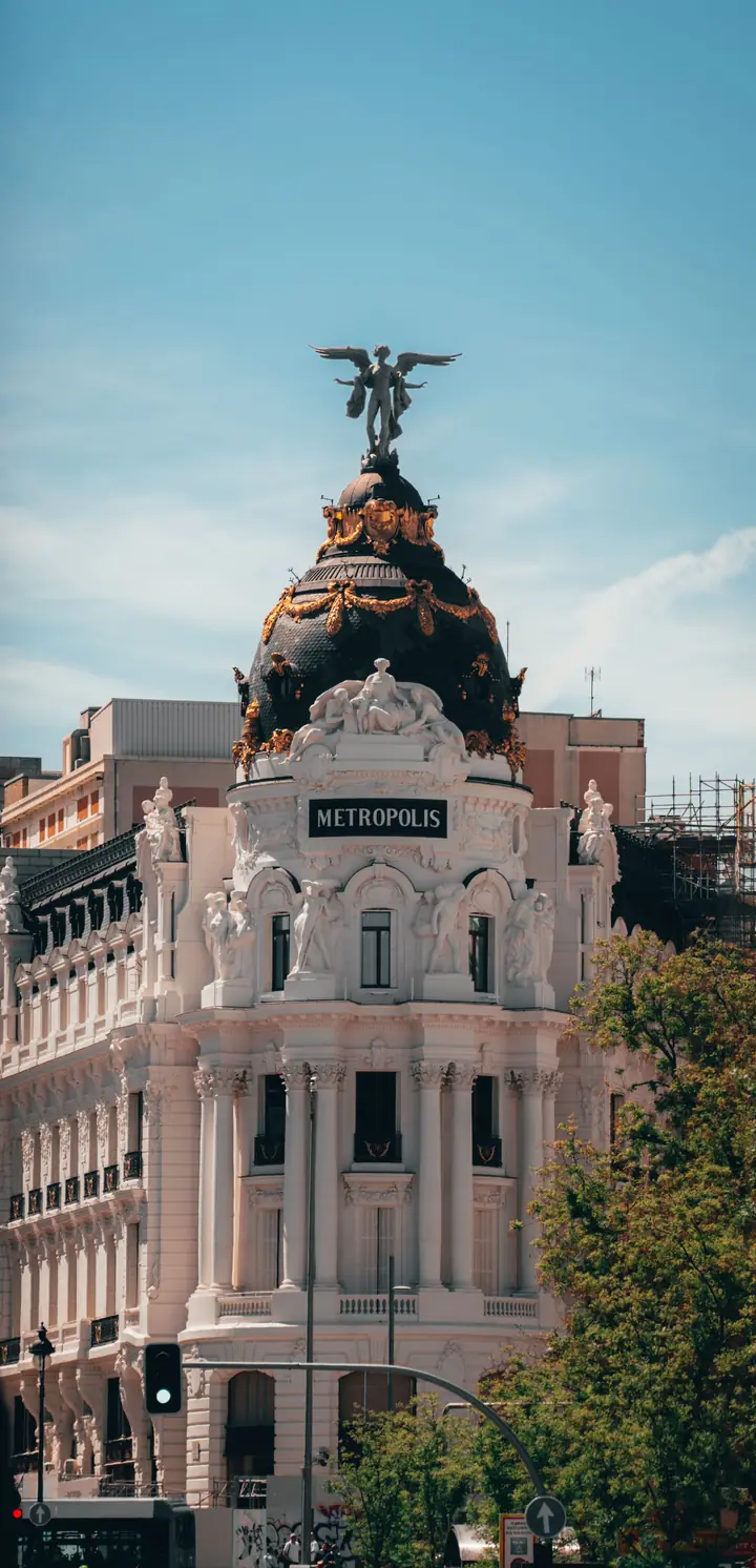 Fachada y cúpula del edificio Metrópolis de Madrid