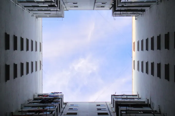 Patio de luces de un edificio de viviendas visto desde abajo