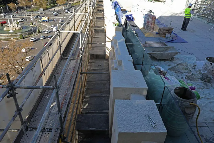 Trabajos de restauración de la cornisa de un edificio histórico desde el andamio