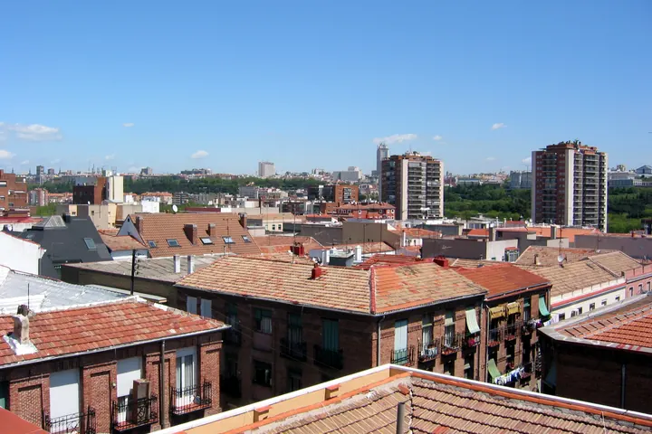 Cubiertas de teja cerámica de edificios residenciales de Madrid